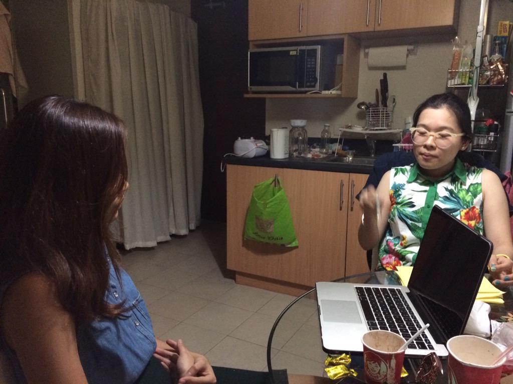 angelrawr's tweet photo. These girls talking in another language... 🙉 #business #imlearningthough http://t.co/VR7MDBL89K