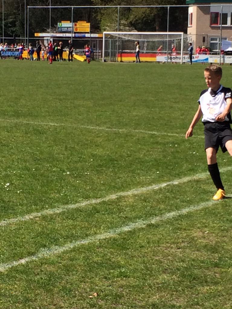 Groep 7 heeft middels penalty's de finale gehaald. Deze wordt om 15.45 uur gespeeld bij CSV! Zet 'm op, kanjers!