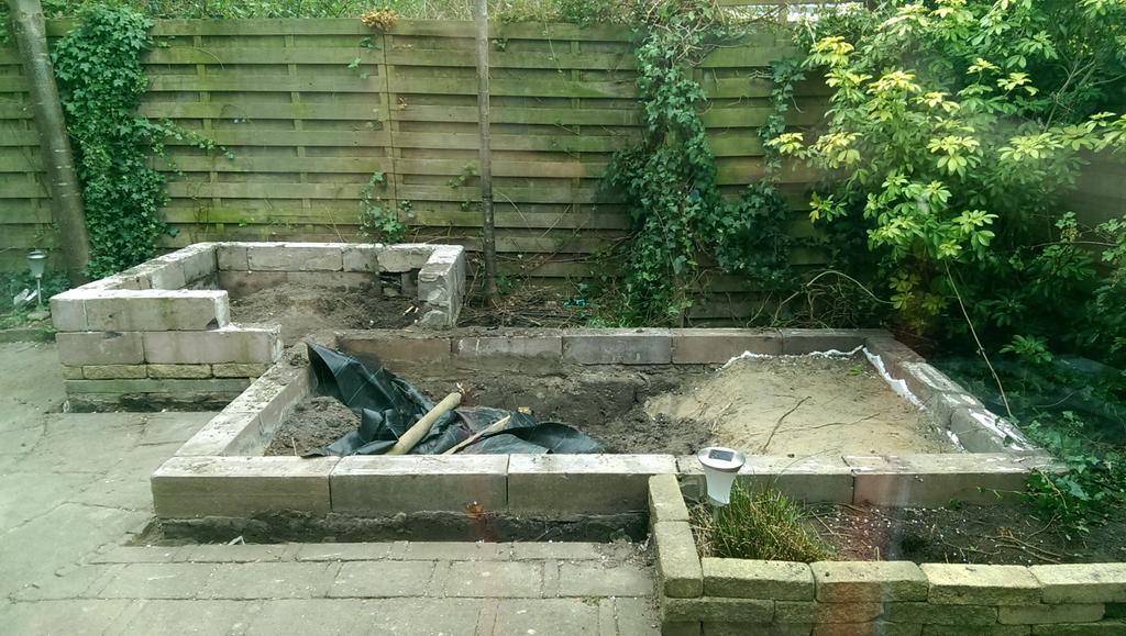 Raflew's tweet photo. Ter voorbereiding op een tripje naar Rome alvast begonnen met de afgraving van het Forum Romanum in de achtertuin http://t.co/VNp4zPTJDf