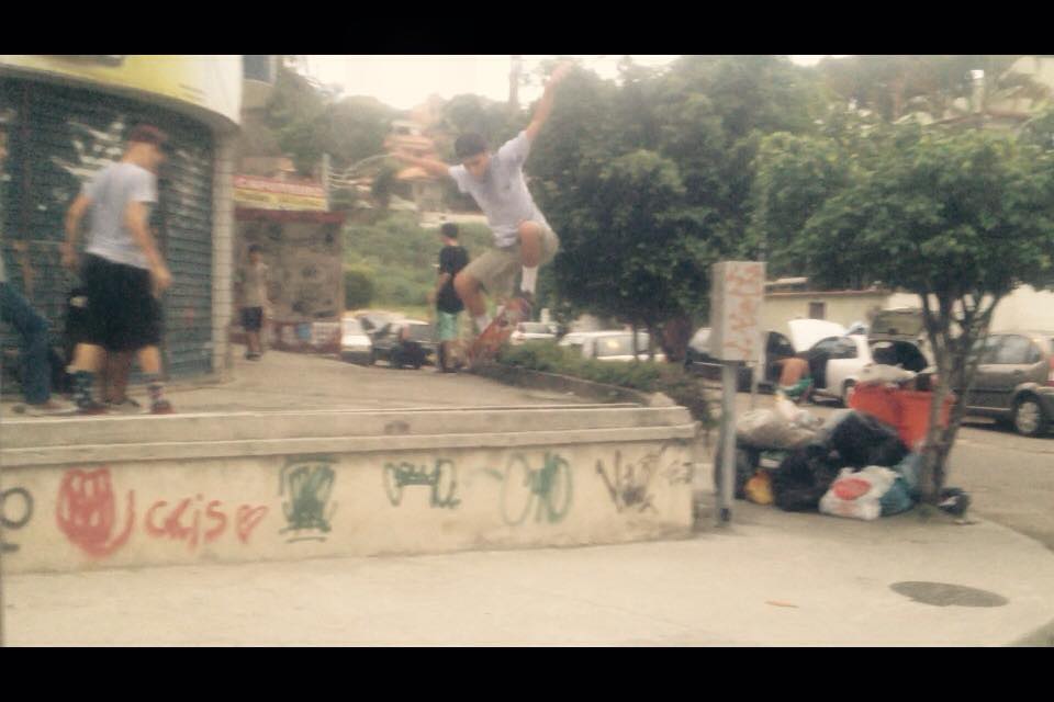 tqrsktmafia's tweet photo. Ollie do @sktxvtqr pra esticar as pernas, imagem de @teixeiraskt #taquaraskatemafia #taquaracity #home http://t.co/bbNWRzVy8t