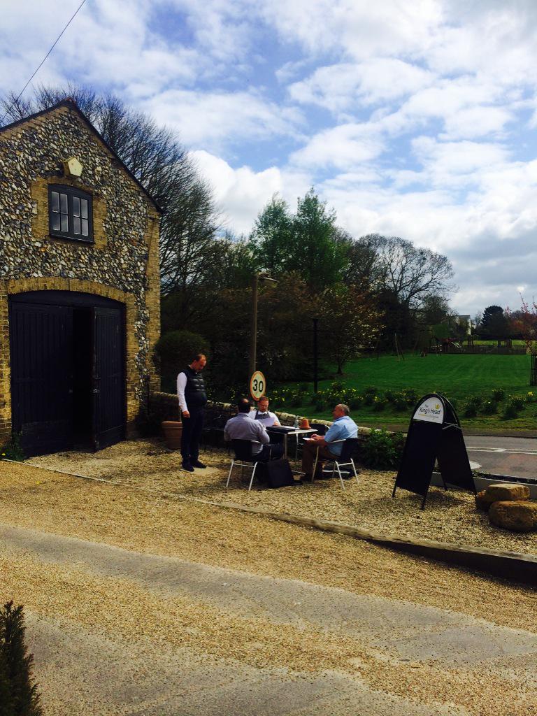KHDullingham's tweet photo. Lovely day to have a meeting outside 😎 http://t.co/GDRImYuQdW
