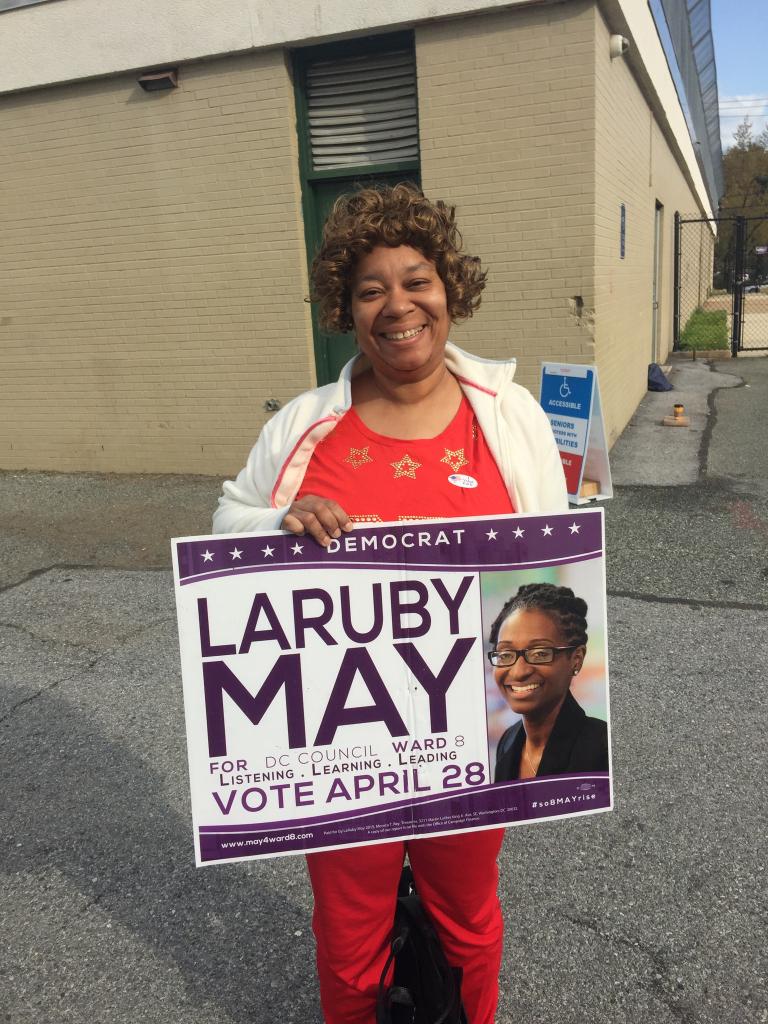 LaRubyMay's tweet photo. Good morning Ward 8. First voters of the day. #so8MAYrise #Purplementum #WeCanDoThisAllDay http://t.co/V8u0ltJh1e