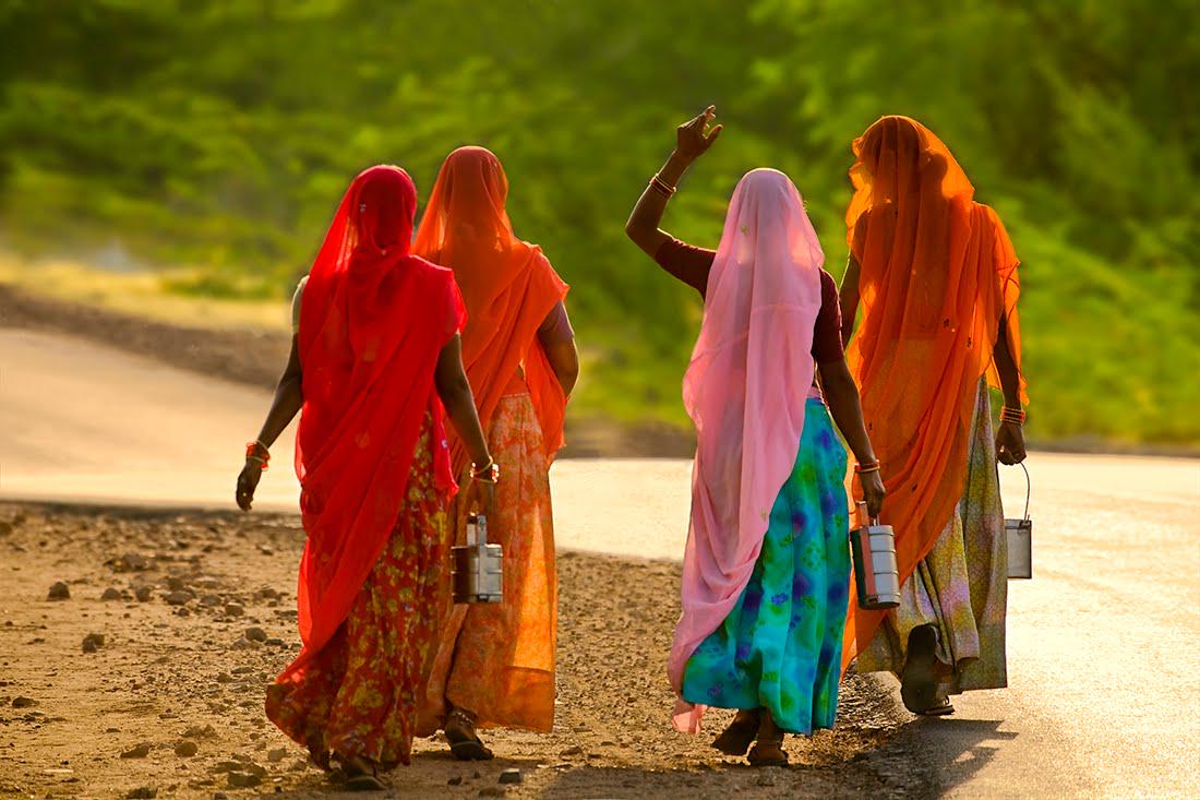 Colorful people. Индийские Сари Раджастан. Индия люди. Индия люди девушки. Индия люди Сари.