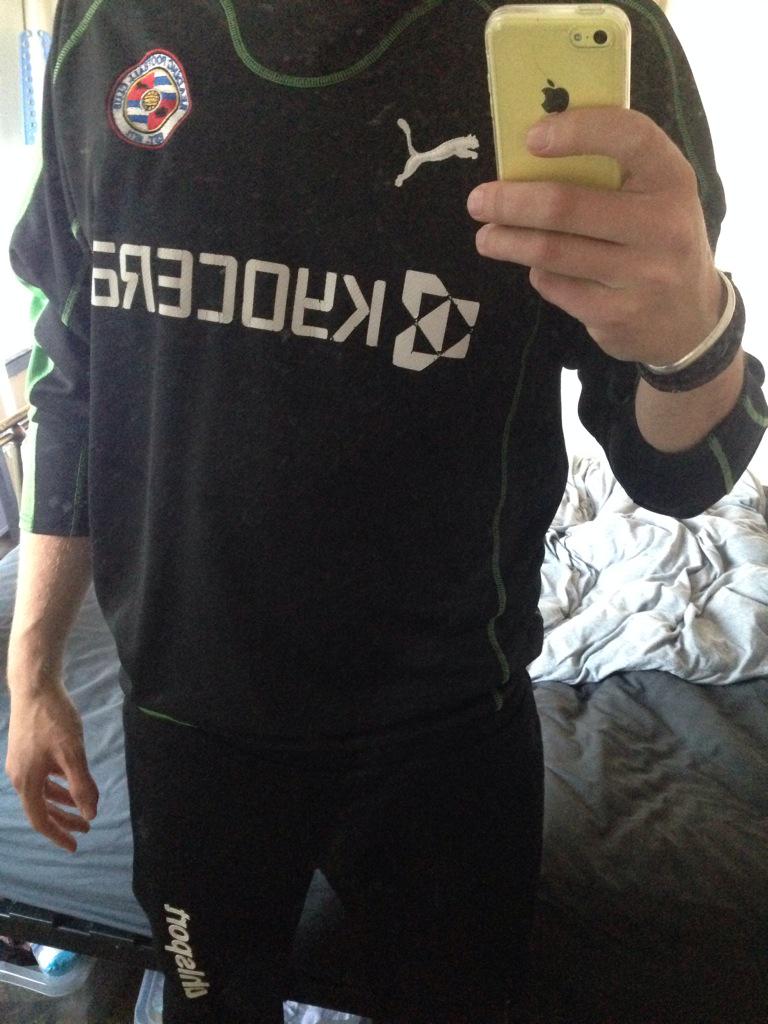 austin_j_powers's tweet photo. Can't make the game tonight but supporting #FlagsForFeds at my 5 a side game in Bournemouth! @federici32 #readingfc http://t.co/jbuwCTRUR6