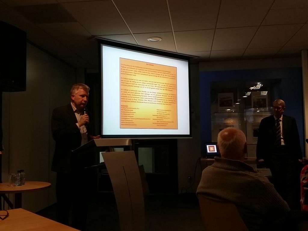 BKNunspeet's tweet photo. Onthulling van de Vulkaan. Vier elementen welke deze tot stand brengt: water, aarde, lucht en vuur http://t.co/BAvtWPIEYW