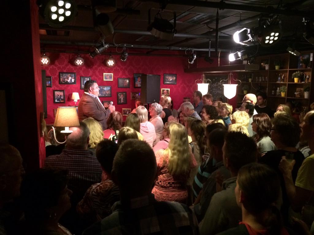 Volle bak bij het Sterren.nl Fancafé. <a href="/DjangoWagner1/">Django Wagner</a> is net begonnen met Kali. Luister en kijk mee via sterren.nl