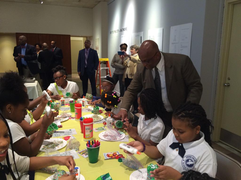 MsTLCarter's tweet photo. @XCountry247 Earth day art demonstration hosted by jack young http://t.co/4mfzOAFAVs