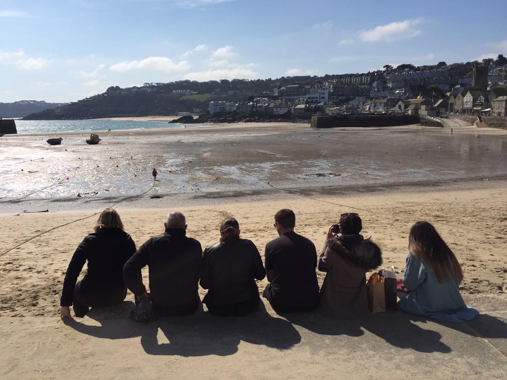 CornwallConcie's tweet photo. #CornwallHour Loved the look of these 6 friends having pasties on the harbour in St Ives... #IllBeThereForYou ;) http://t.co/v5CsobwEsu