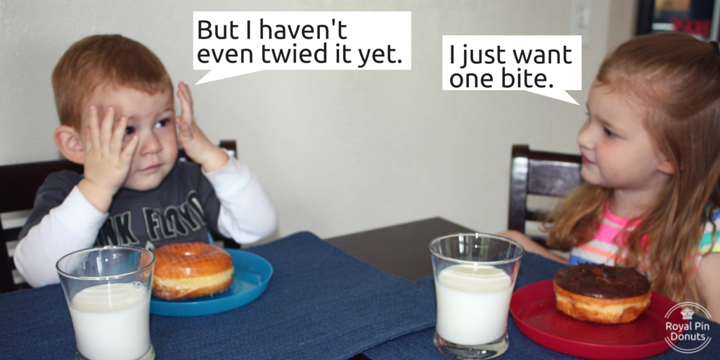 RoyalPinDonuts's tweet photo. Sharing can be hard sometimes. #SiblingsBeLike http://t.co/2e6tGHxear