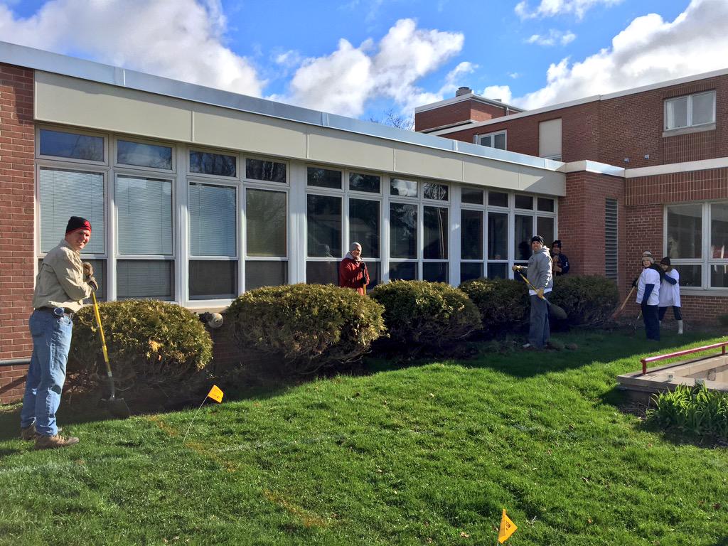 GravelyMowers's tweet photo. Before and After photos. Happy to be making some positive change to the Harbor House landscaping. #PLANETDOS http://t.co/vBheULJtLu