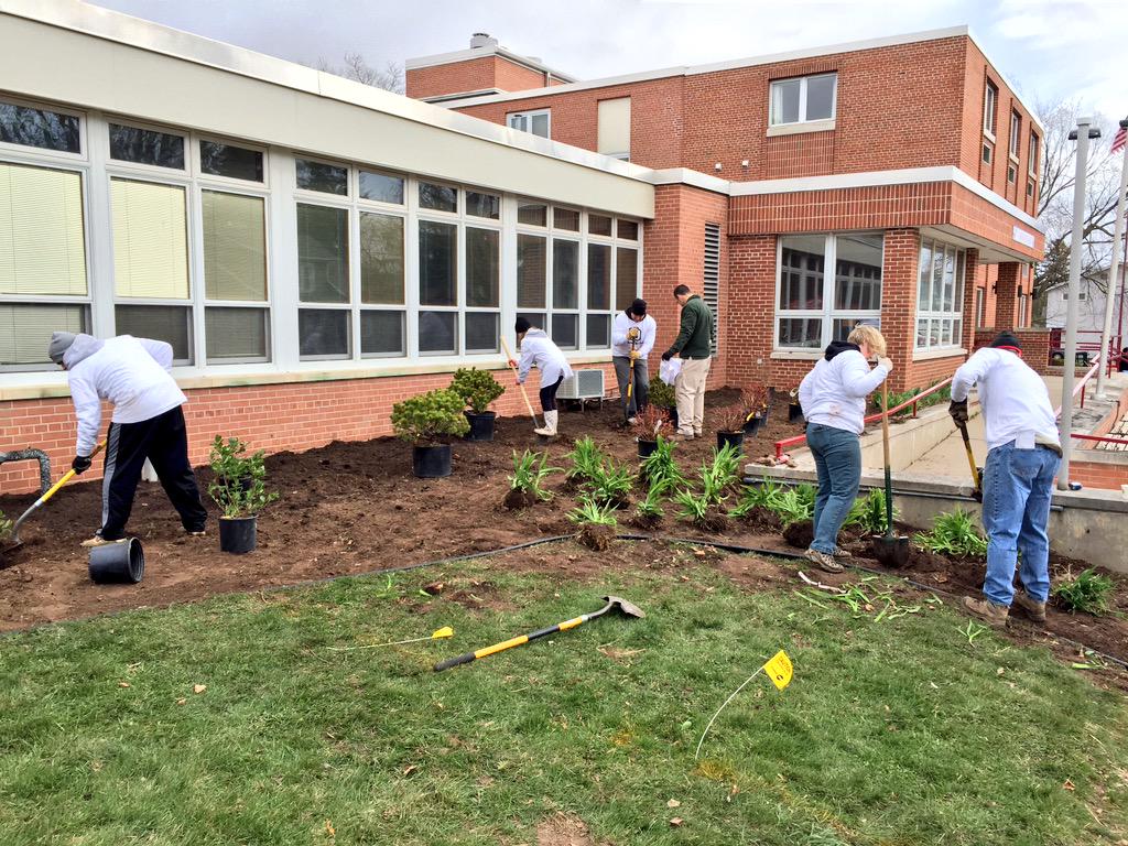 GravelyMowers's tweet photo. Before and After photos. Happy to be making some positive change to the Harbor House landscaping. #PLANETDOS http://t.co/vBheULJtLu