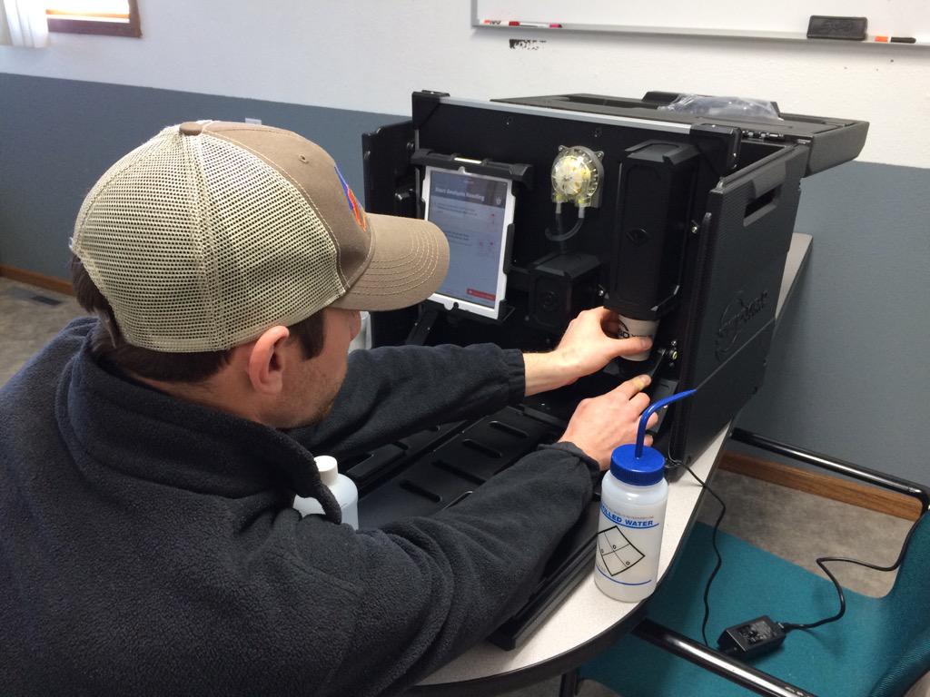 CENTROLofIowa's tweet photo. 360 SoilScan checking N levels after recent rains #360yieldsoilscan @SUSTAIN_ag @360yieldcenter http://t.co/9JGvYSYu8P