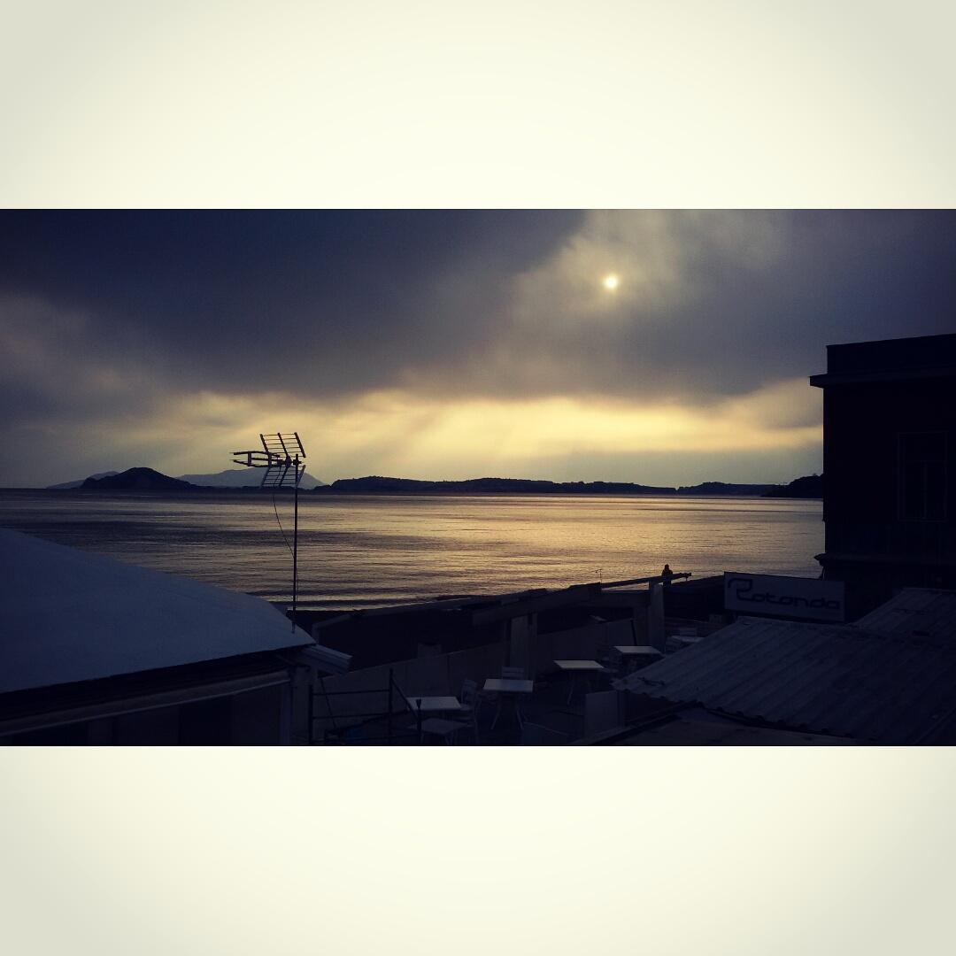 ClaudiaTaussi's tweet photo. L'unico motivo per andare a #correre #BadSunset #Napoli #FirstTweet #vediamoquantodura π²β http://t.co/8m3LW63RBg