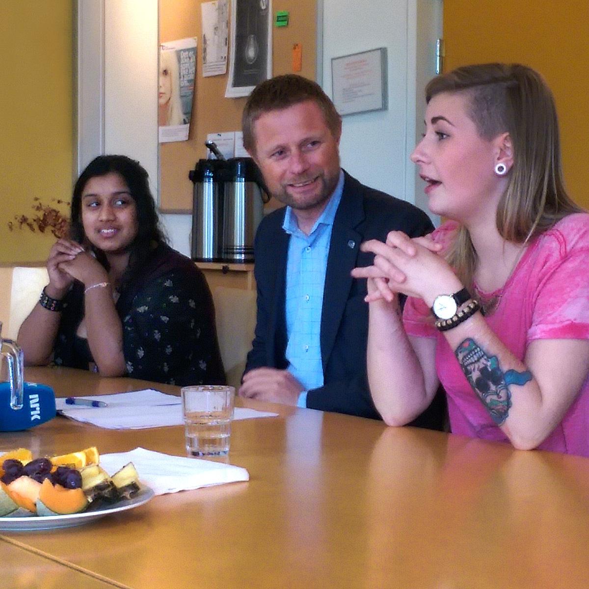 Konstruktivt møte med PsykiskhelseProffene Anika (16) og Frida (19) fra <a href="/ForandringsFab/">Forandringsfabrikken Kunnskapssenter</a> og @BentHHoyre om BUP idag!