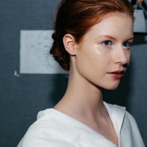 CathiaRivera's tweet photo. #MakeupTrend #MBFWmx #AW 2015  ❤️️ @fashionweekmx @brandtrista  
Piel glossy, labios caramelo y delineados blancos. http://t.co/fUcji7cOav