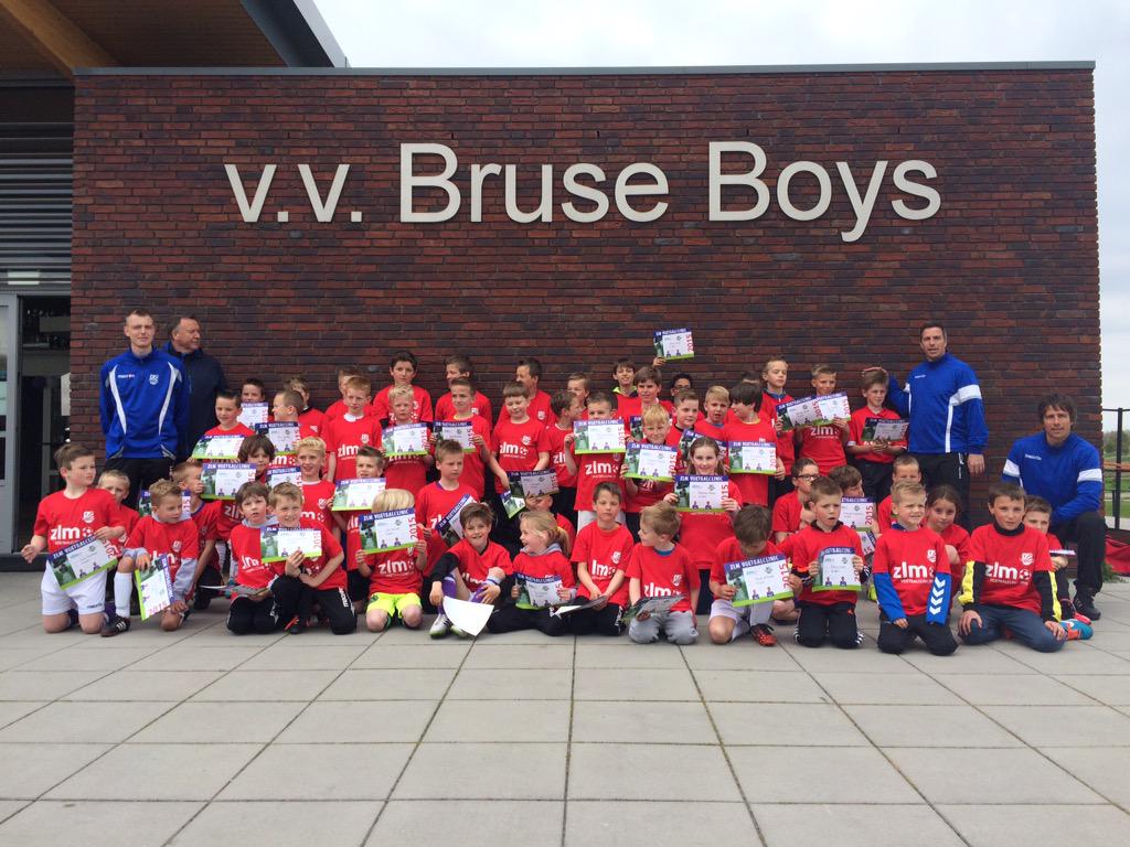 funvoetbal's tweet photo. De 1e #ZLM #Voetbalclinic @VVBruseBoys was super! Met dank aan @zlm &amp; @unitosports voor de mooie shirts #fun #voetbal http://t.co/cT1lRwiTFa