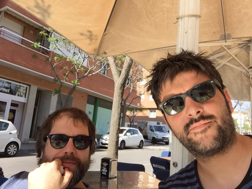 estopaoficial's tweet photo. Los miércoles al sol. @marcusblanes ke bueno ke viniste... http://t.co/zVXKukGWLq