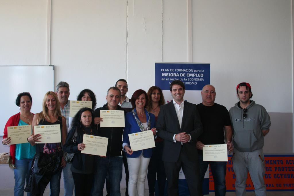 jaimeromeroc's tweet photo. 12 nuevos alumnos finalizan su formación y prácticas en restauración del programa #LPAcompite. #LPAreActiva http://t.co/dN5RXcNvnb