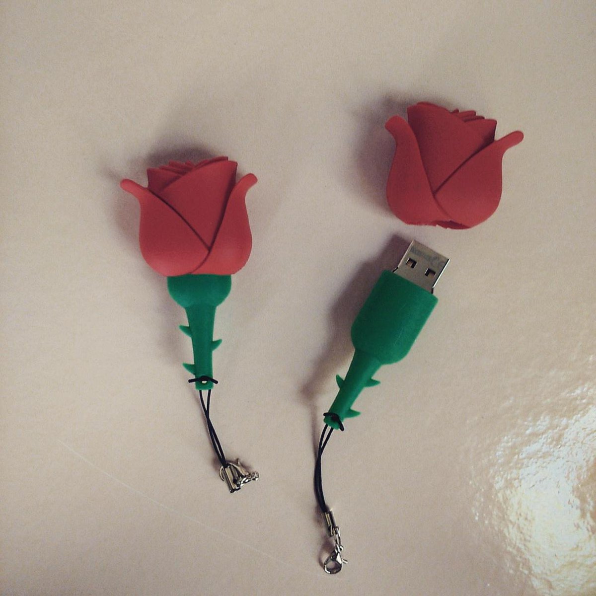witlab_bcn's tweet photo. Las #rosas con más memoria de todas. #usb de 8GB de capacidad #santjordi #witlab #pendrive http://t.co/mVGuR8Gl6o