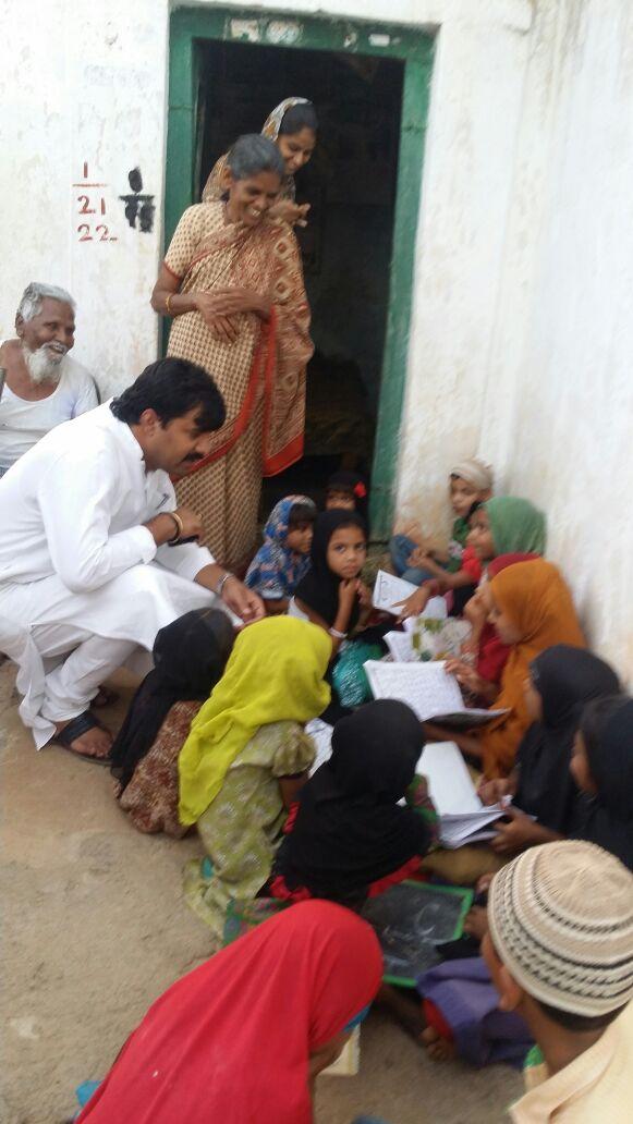 VamsiChandReddy's tweet image. A young muslim girl teaching Arabic to muslim kids in #Kalwakurthy. Moved by their commitment #SecularCongress