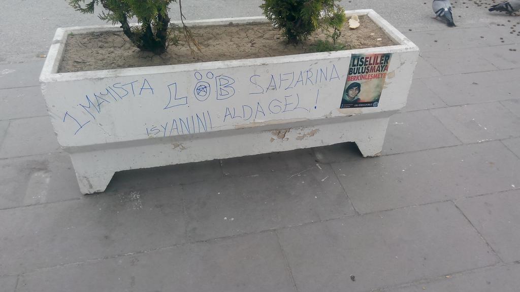 lobankara's tweet photo. Bugün Batıkent metro çıkışında halaylarla, ajitasyonlarla 1 Mayısa çağrı yapıldı. http://t.co/aoLc0pVpit