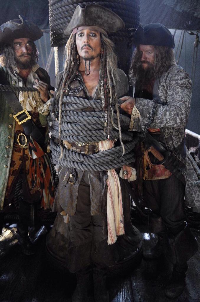 johnnydeppES's tweet photo. JACK SPARROW HA VUELTO | Os dejamos la primera imágen de la nueva entrega de "Piratas del Caribe". #JohnnyDepp #POTC5 http://t.co/9IaQU9uF3L