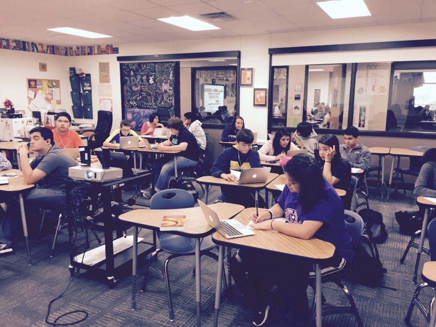 MrsJRammos's tweet photo. Engaged Essay Writing #mhs #macbooks #Rammos4th 💙💛 http://t.co/B4We7fKDLH