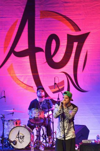 UTKBeaconArts's tweet photo. .@TheAerMusic perform April 20 at the Bijou Theatre. http://t.co/VZu5O591xU http://t.co/rrlAzr7oxl
