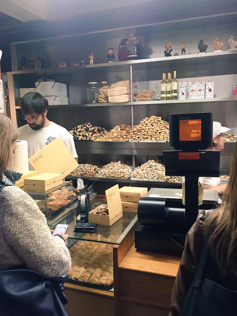 Beatriz_Doc's tweet photo. Hoy fuimos a Beatriz y nos llevamos unas delicias #pastasbeatriz #garrotitodschocolate http://t.co/zKm2eVrYBB