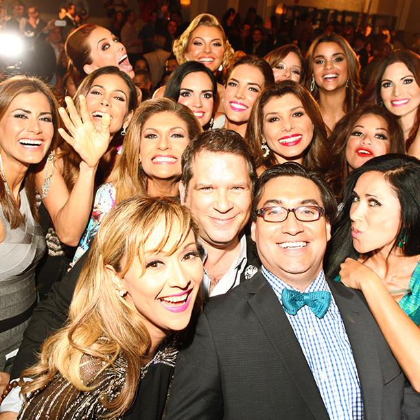 TVyNovelasUSA's tweet photo. @VeronicaBastos1 @mmasjuan y @LuchoBorregoC se tomaron el selfie de la noche con nuestras #DivinasyHumanas 2015 http://t.co/Pk2HmciuEm