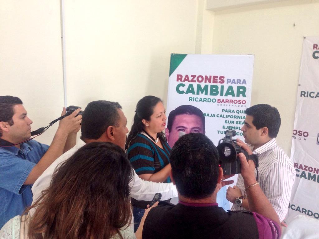 DavidAlfaroMX's tweet photo. En reunión con los medios de comunicación de #BCS platicando acerca del programa de Activismo Político de la #REDJP http://t.co/6BxRThBrbj
