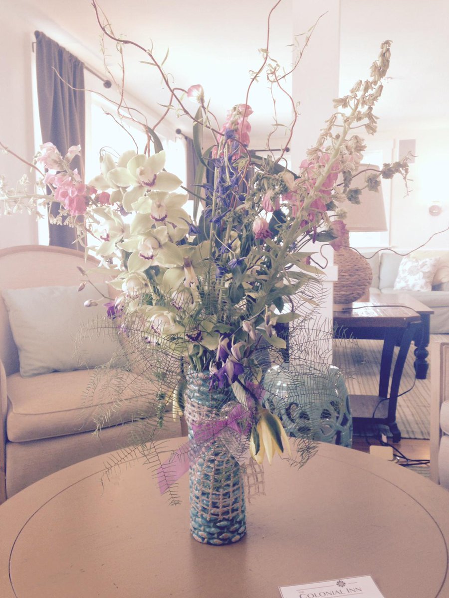 thecolonialinn's tweet photo. Sweet smelling gifts of the #earth can be enjoyed in our lobby! Happy #EarthDay! http://t.co/G3a3EtwIDG