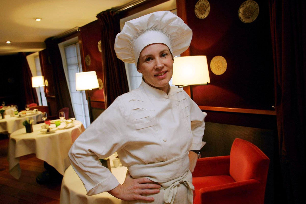 SonGourmet's tweet photo. La Mejor Chef Femenina del Mundo de 2015 es la francesa Hélène Darroze http://t.co/HLdLoN98IN http://t.co/WGgVYqeYFd