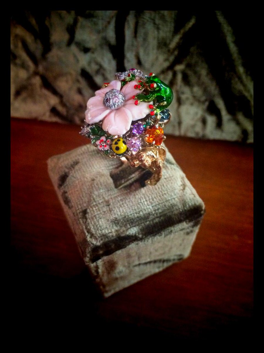BoncompagniVe's tweet photo. A little garden in a ring
Un piccolo giardino in un anello
#garden #jewellery #art #venice http://t.co/ZxGrEMG7ai