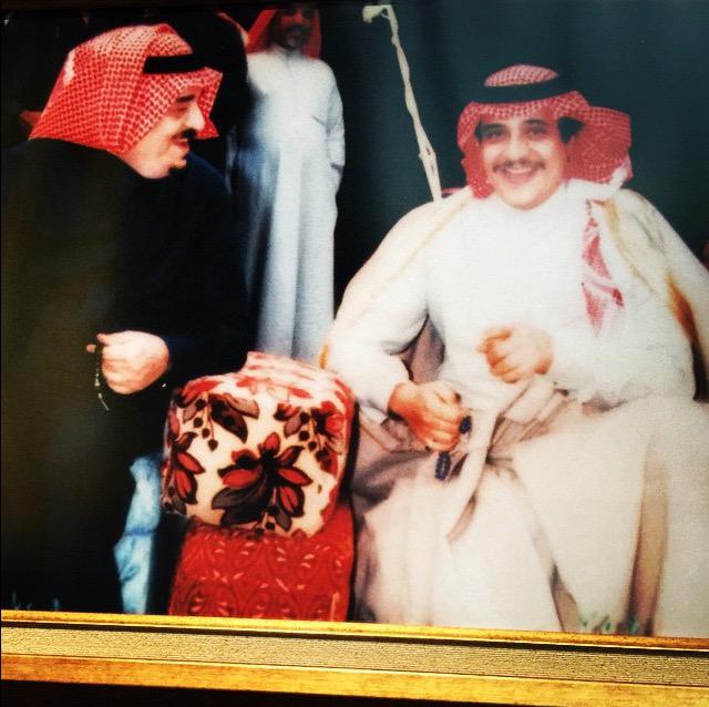 HRHPMohammedFan's tweet photo. سيدي الوالد الأمير محمد بن فهد بجانب الملك فهد رحمه الله. http://t.co/Dv4xQKvf09