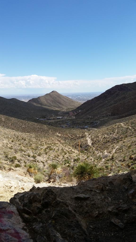 cacanava1's tweet photo. Franklin Mountains #EarthDay #NoPlaceLikeHome http://t.co/F66zVVN0UF