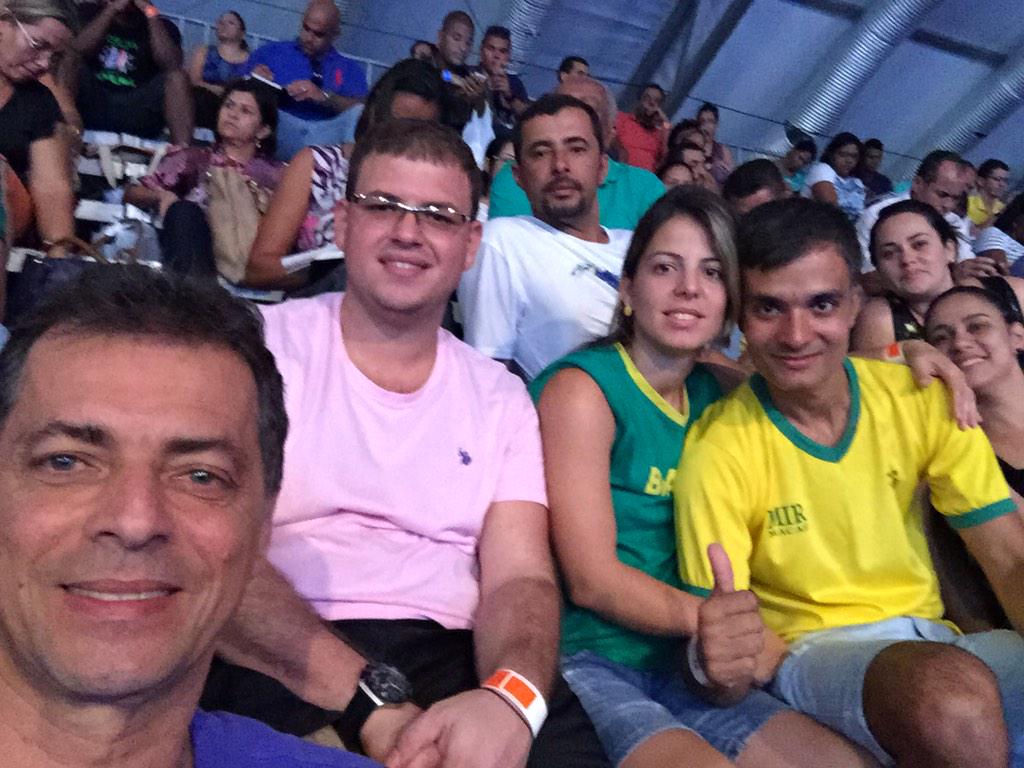 VictorCostaDoze's tweet photo. “@FredFredkohler: Família girassol!FOGO DE DEUS!@Junior_Ioanna @PrFred12 http://t.co/1bYCdydJF2”Quem busca a presença ta num Porto Seguro!
