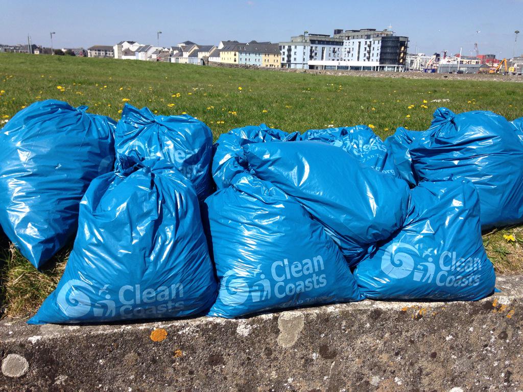 Wetwipehype's tweet photo. @ECOUNESCO Collected 25 bags of wet wipes👏👏#beachcleanupwasasuccess#L2C2015 http://t.co/oLzVNFmmvN