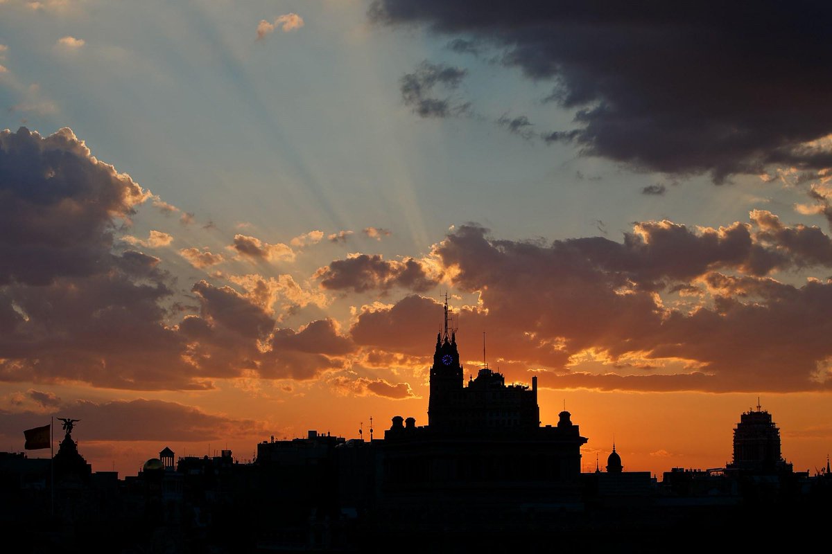 bet365_es's tweet photo. Madrid se despertará mañana...

RT - Blanca
FV - Rojiblanca http://t.co/XzG3UYQIAq