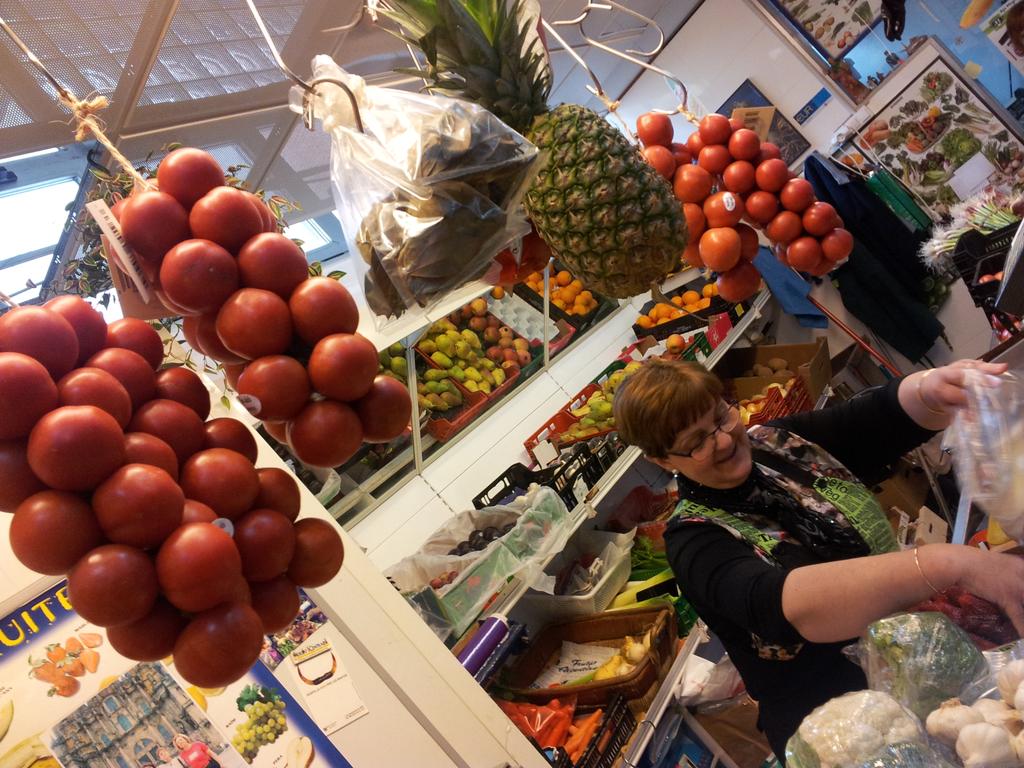 cuinadmercat's tweet photo. Tomaques de penjar del mercat de #villareal. Una penjoll del k vorem dema a @TV_Mediterraneo a les 12:30 http://t.co/zOYXa8DRbp