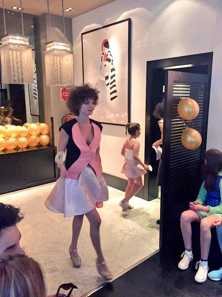 dafnepatruno's tweet photo. Conociendo la nueva colección @asAgnesSunyer Moon ss15 prendas muy femeninas inspiradas en la belleza de la luna http://t.co/1tsn1Zcwp8