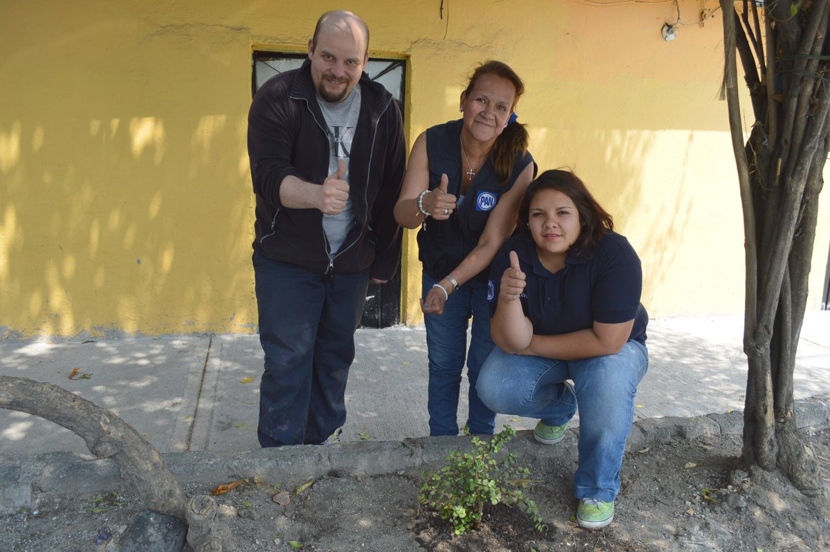 dracarriaga's tweet photo. Los chicos de #PulsoAzul y yo festejamos así el #DíaDeLaTierra, su cuidado es tarea de todos, ¿#APocoNo? http://t.co/xjCJrH4ljN