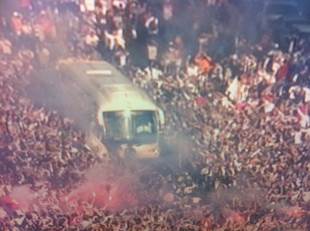 Rsierraplus's tweet photo. Llega el autobús del Real Madrid. @casadelfutbol #sueñoconchampions http://t.co/Mf6LlRhjLV