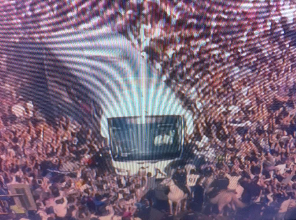 Rsierraplus's tweet photo. Llega el autobús del Real Madrid. @casadelfutbol #sueñoconchampions http://t.co/Mf6LlRhjLV