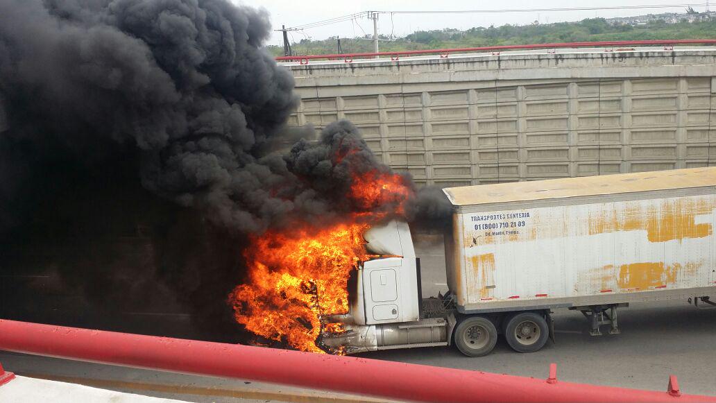 ElFinanciero_Mx's tweet photo. Se registran  balaceras y vehículos incendiados en Altamira y Tampico http://t.co/dfDHtWEBwa #Tamaulipas http://t.co/s8HnMmMzbE