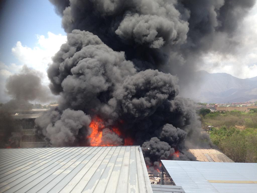 wiwi9300's tweet photo. Incendio en bondex guatire http://t.co/XjMbxgjffb