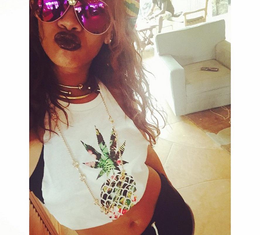 RT <a href="/sugarscape/">Sugarscape</a>: Rihanna goes on an epic snack run in Hawaii. Watch: on.sugarsca.pe/1IHV2wx