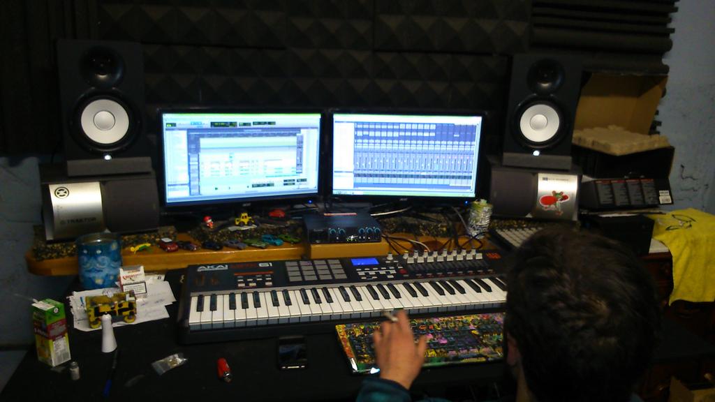 medasmuchoamor's tweet photo. Que poco queda ya para #reggaelover hoy "enciendelo" jojo @MistahGodeh @Siotes @FECKO1 @GradoRec http://t.co/AgSsaVX0wx