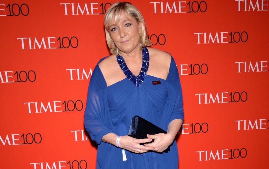 fdestais's tweet photo. La robe de Marine Le Pen est-elle bleue marine ou aube dorée ? #LaRobeEst http://t.co/PwjxKUPrN2