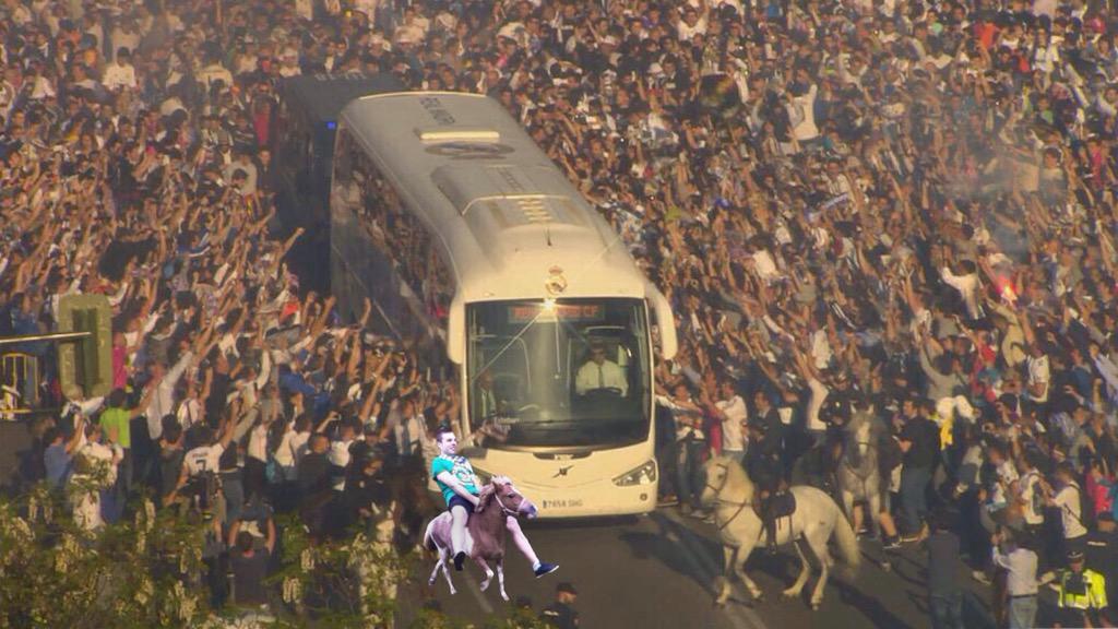 David_Guti's tweet photo. Espectacular el recibimiento al autobús del equipo http://t.co/tjIgtyjFja